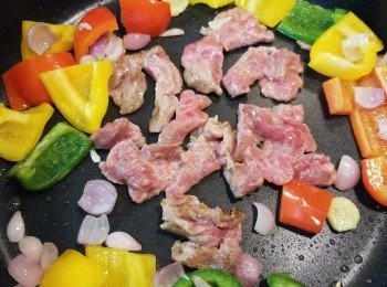 step6: 加入牛肉兜炒，並將一湯匙生抽放在鑊旁，等一下讓它焦香，再混和材料兜炒，頓時令菜式變得有鑊氣，大大提昇了香氣和味道。