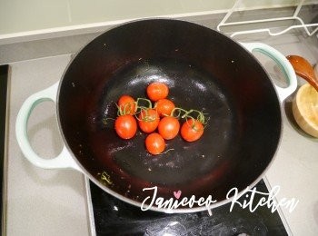 step11: 把蕃茄放進煎完牛扒和薯仔的鍋子裡煎3分鐘。所有配菜即完成，可一起上菜及伴碟。