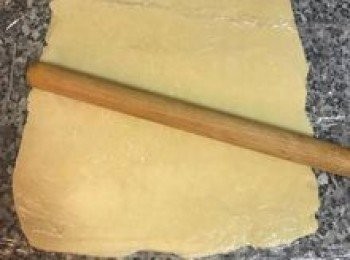 step5: 冰箱拿出來後便可以將派皮壓桿到自己需要的形狀或大小喔～壓桿時上、下都放張保鮮膜，讓操作更簡單。橄好後便可放回冷凍冰鎮。