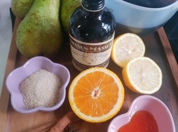 step1: 預備材料: 啤梨利用煮果酒汁的空檔時間去皮去芯，之後直接放入果酒汁內煮。(因啤梨接觸空氣容易氧化，影響味道。)
剛巧家中沒有丁香，所以我沒有放。