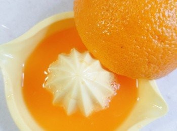 step2: 擠出橙汁。