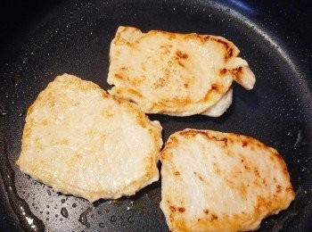 step3: 下油先把豬扒煎至兩面金黃色，取出備用。