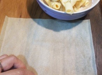 step3: 將百頁捲起成一條。