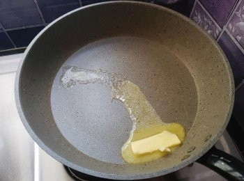 step2: 不粘锅烧热，加入牛油，融化后