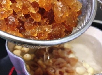 step4: 鍋子注入清水煮滾(我用LC鍋 • 花花鍋)，放入所有材料(杞子除外)。