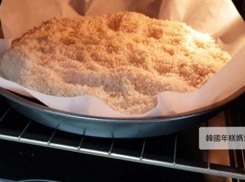 step1: 把四片麵包攪碎，準備焗盤及牛油紙，鋪麵碎在焗盤上，預熱焗爐至150C焗大約20分鐘。