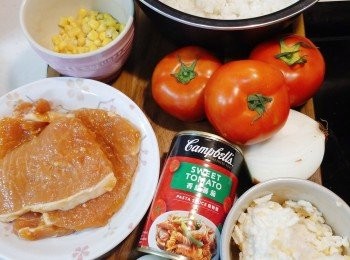 step1: 準備材料，米照正常程序煮成白飯(我喜歡用新鮮飯)，煮飯時水量比平常少些便可。如果用冷飯記得要先弄散。
冇骨豬扒先拍鬆，再用適量的醬油麴(或用適量的糖、生抽、蛋白和粟粉)醃至少15分鐘。
蕃茄洗淨一開四切開。