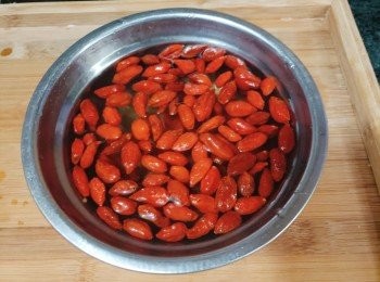 step2: 枸杞浸洗。
