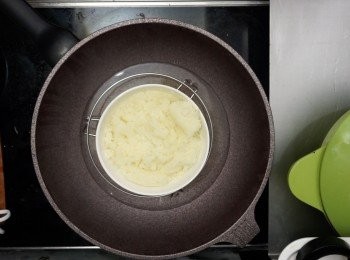 step2: 燒沸水，將椰菜花碎隔水蒸20分鐘備用
冬菜用水浸15分鐘，洗淨揸乾備用