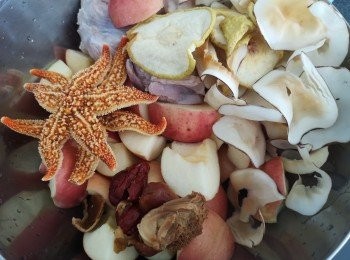step1: 海星和果皮浸軟，蘋果去芯斬件，椰棗和蜜棗去核。