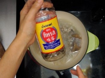step7: 加魚露調味（先下一小匙，試味，不夠再加）