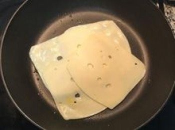 step6: 放入起司片，以小火慢慢加熱；