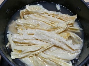 step8: 待冰糖融掉後，加入腐竹，但不要蓋蓋子，蓋蓋子會令腐竹溢出。