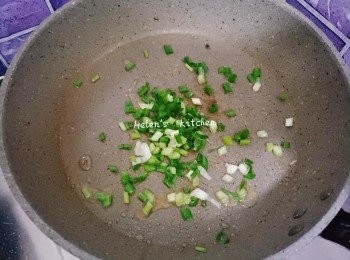 step5: 原鍋爆香蔥花