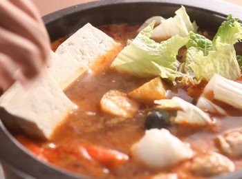 step4: 將白菜、火鍋料等<span class="group_1">食材</span>放入鍋中煮熟。