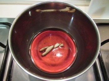 step5: 同鍋倒入步驟2(沈下澱粉,先好好攪拌),用小火煮至呈現稠狀.
放入步驟4裹醬汁即可.