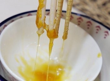 step7: 取4-5隻筷子, 點起備用的焦糖, 已可明顯看到拉絲