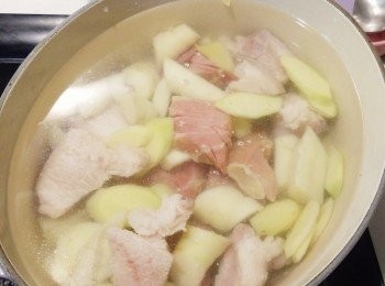 step7: 將已汆水的筍、五花肉和鹹肉放入鍋中，加入薑片和水，大火煮滾後轉小火，蓋上蓋子,轉成小火慢燉1.5-2小時。