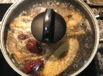 step7: 蓋鍋蓋、轉小火，滾煮45分鐘；
煮湯時可趁機將蔥用可飲用水洗淨後切成蔥花備用。