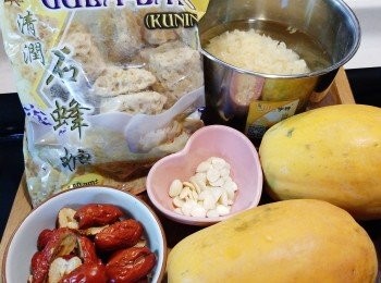 step1: 南北杏洗淨浸泡約15分鐘 ; 雪耳浸發至發大軟身之後剪走底部深色部分及較硬身部分，再剪開一小朵朵 ; 木瓜去核去皮切件 ; 紅棗洗淨 ;