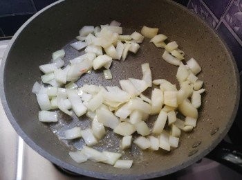 step3: 倒入洋葱粒