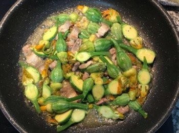 step7: 加入1/4杯水煮滾，試味道做調整；