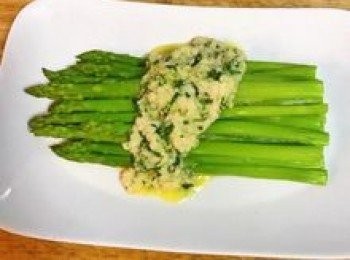 step9: 將起司淋在蘆筍上，最後撒上柴魚片即可上菜。