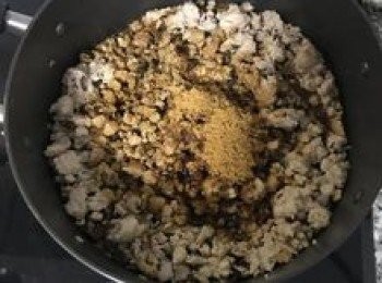 step6: 加入<span class="group_2">調味料</span>炒勻煮滾；