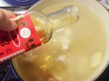 step8: 加入花雕酒和百頁結。