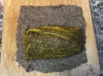 step9: 再將菇粒鋪在火腿上，將冷卻的牛排放在中間下方，