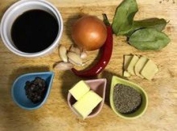 step1: 螃蟹略沖洗後泡入鹽水中約1小時，能讓螃蟹把肺清乾淨。接著放入冰箱冷藏30分鐘讓螃蟹能呈休眠。這樣再殺它時比較人道。
醬汁中的醬油可與醬油膏和米酒放一起；豆鼓用水略洗；