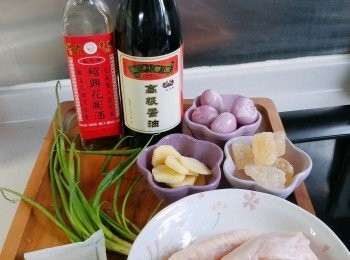 step1: 預備材料: 乾蔥頭去皮切半; 果皮浸軟去囊備用 ;蔥洗淨切段;月桂葉洗淨;<a href="https://bit.ly/3zHU5V3" target="_blank" data-keyword="雞翼" class="guide-link"><strong>雞翼</strong></a> <span style="display:inline-block;vertical-align:middle;margin-top:-3px;color:initial;border-radius:3px;padding:2px 3px;font-size:12px;line-height:14px;background:#87d300;color:#fff;">即買</span> 解凍備用。