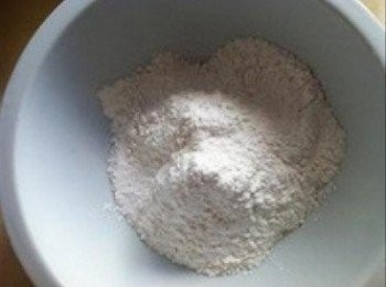 step5: 糯米粉加溫水和成柔軟的麵團