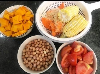 step2: 南瓜切粒
粟米切半
蕃茄、紅蘿蔔切件
花生米洗淨，隔水備用