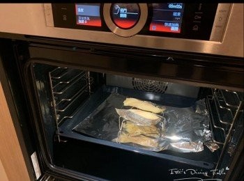 step3: 預熱焗爐190度，焗前把銀鱈魚扒表面的醬料抹走，放在烤架上用4D hot air焗15分鐘 （用4D hot air 功能，溫度更均勻，不會這麼易燒焦🔥其他焗爐建議放最下層)