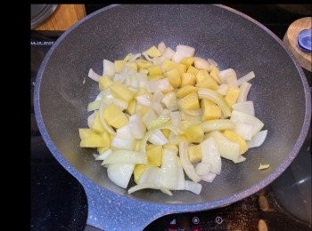 step3: 原鑊再加少許油，用中細火煎香<a href="https://bit.ly/3zHU5V3" target="_blank" data-keyword="雞翼" class="guide-link"><strong>雞翼</strong></a> <span style="display:inline-block;vertical-align:middle;margin-top:-3px;color:initial;border-radius:3px;padding:2px 3px;font-size:12px;line-height:14px;background:#87d300;color:#fff;">即買</span> ，至兩邊金黃色時，可盛起備用