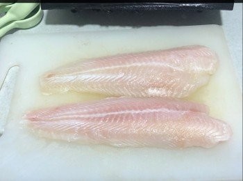 step1: 急凍魚柳洗乾淨切件，無需解凍