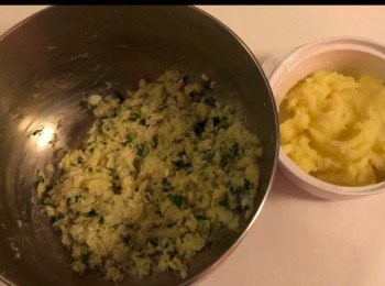 step7: 魚蓉加入切碎的洋蔥，薯蓉，麵包糠，糖，芫茜和胡椒粉拌勻；再加入蛋汁一起再拌勻成魚蓉。