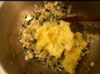 step8: 薯仔稍涼後，再壓成薯蓉，加入牛油一起攪勻，然後倒入已攪拌好的魚肉放在碗內。