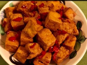 step3: 另熱鍋加少許油，爆香蒜蓉，然後下紅辣椒粒略炒勻。再將炸好的豆腐丁塊回鑊，加少許鹽，灑下米酒，生抽炒勻。最後加椒鹽便可上碟，趁熱享用。



想知道我更多食譜，可去我Facebook 專頁。
https://m.facebook.com/carlineki/