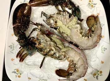 step2: 龍蝦開邊，放於粉絲上。