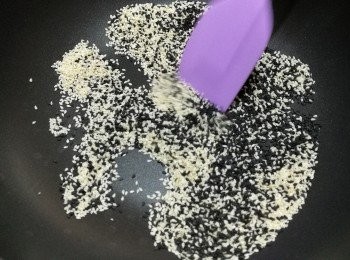 step2: 炒熟黑白芝麻，盛出。