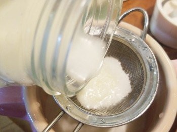 step6: 隔渣取出杏汁並注入燉盅內(約三分一滿)。如不夠杏汁，隔出的杏仁渣可再加水放入攪拌機再打。