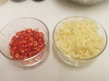 step3: 指天椒切絲、蒜頭去皮切成蒜蓉備用