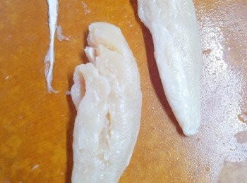 step2: 雞柳上也有一條白色的筋膜，用刀尖邊壓刮的方法剔除; 除去可提昇肉質好感度，更可令雞肉食落無渣。之後雞肉切塊。