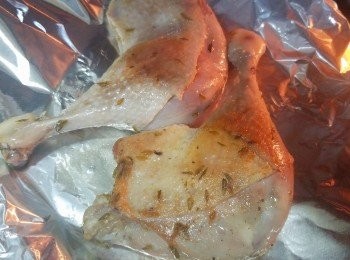 step8: 做完後直接食用還需要最後一個步驟。將鴨腿放入焗爐180度焗至鴨皮金黃酥脆，鴨皮朝上。