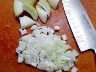 step2: 洋蔥分別切碎和切塊。