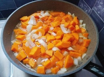 step6: 加入热水煮滚后转小火煮至全部稔身（大约20分钟）。