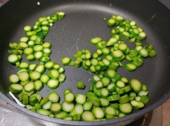 step3: 芥蘭莖粒炒至剛熟撈起備用