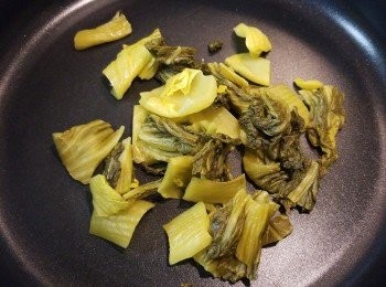 step3: 味菜用白鑊（即完全不加油）炒至有香味，取出備用。
